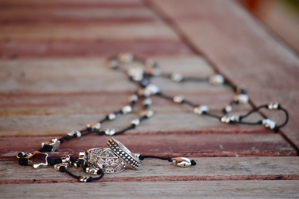 Les meilleurs colliers couple assortis : une sélection de pendentifs inégalés