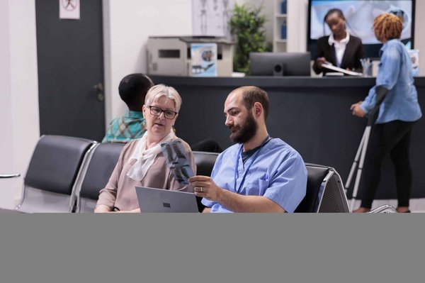 Les secrets de la communication non verbale révélés : décryptez les sourcils pour mieux comprendre vos interlocuteurs