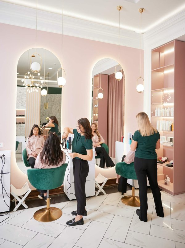 Comment choisir le salon de coiffure idéal en fonction de ses besoins capillaires ?