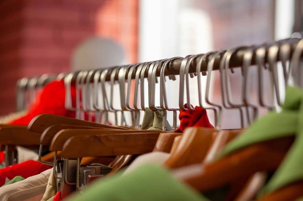 Quels sont les avantages du prêt-à-porter femme par rapport à la couture sur mesure ?