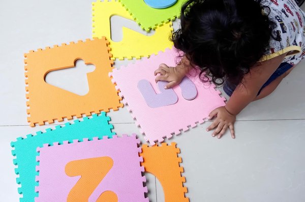 Découvrez les bienfaits des dalles en mousse pour bébé